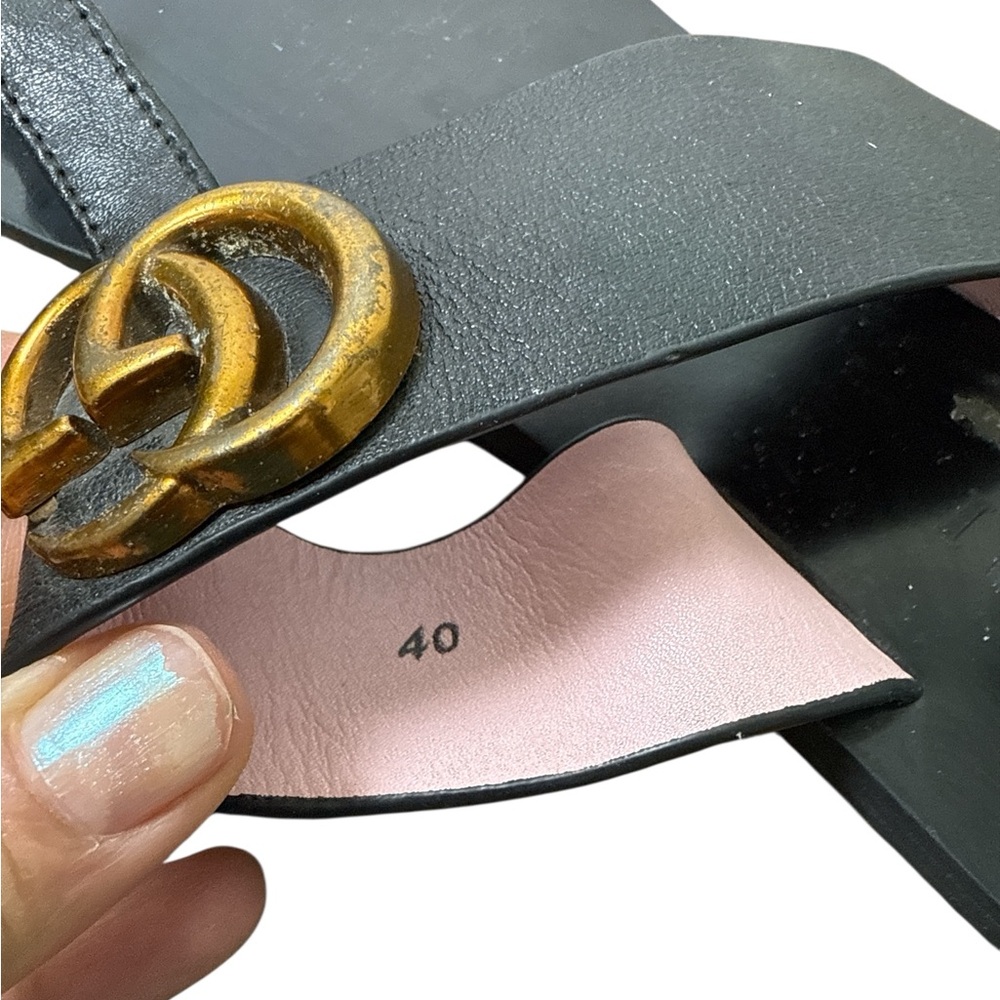 Gucci Black and Gold Loafers with Iconic Design - Picture 3 of 3